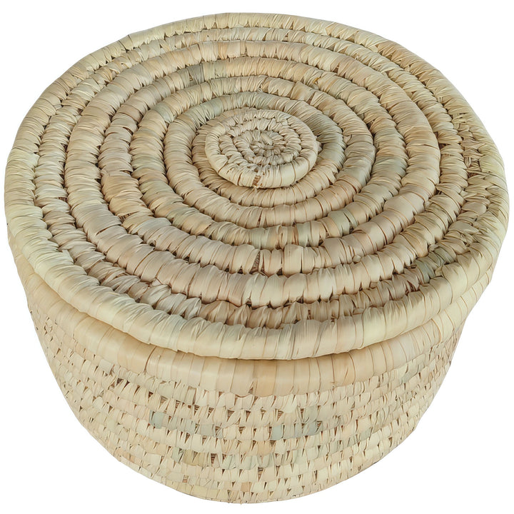 Rund opbevaringskurv af palmeblad med en diameter på 28 cm og et lukket låg med spiralmønster.