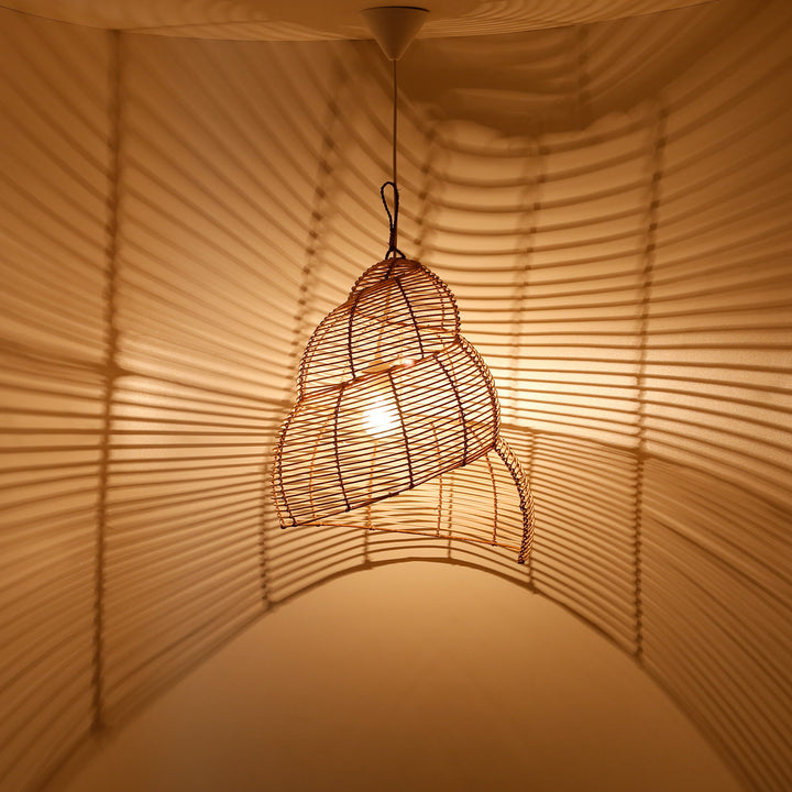 Spiralformet loftslampe lavet af rattan med fin vævning, skaber et imponerende spil af lys og skygge