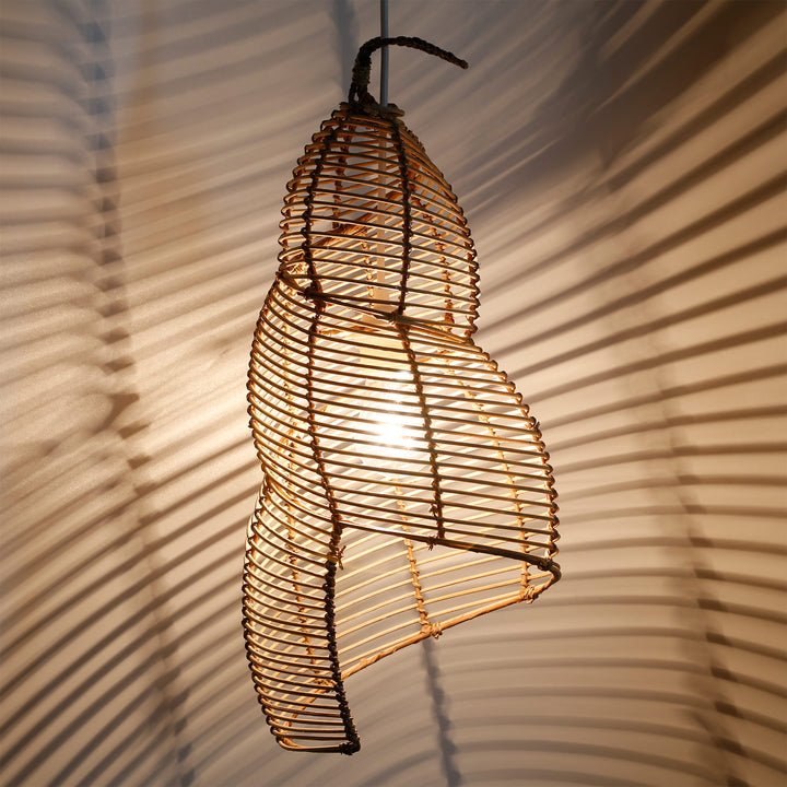 Håndlavet loftslampe i rattan med et buet design og et imponerende spil af lys og skygge