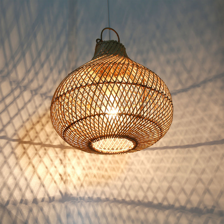 Håndlavet loftslampe af rattan med fint vævet mønster og fascinerende skyggespil på væggen