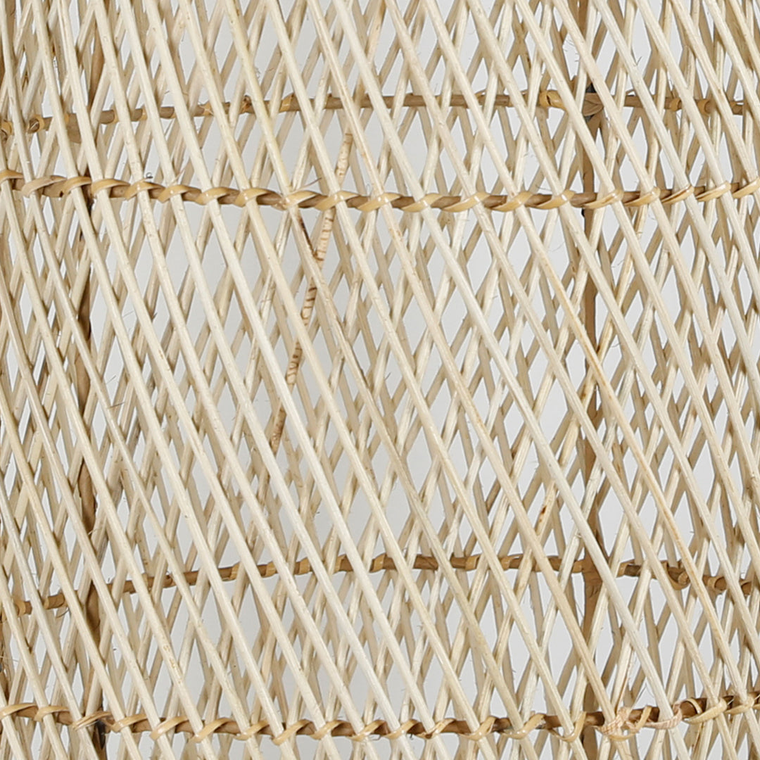 Detaljeret billede af den håndvævede loftslampe i rattan med fin, naturfarvet vævning