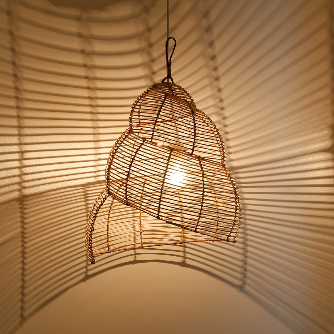 Håndlavet loftslampe i rattan med spiralvævning og fascinerende spil af lys og skygge