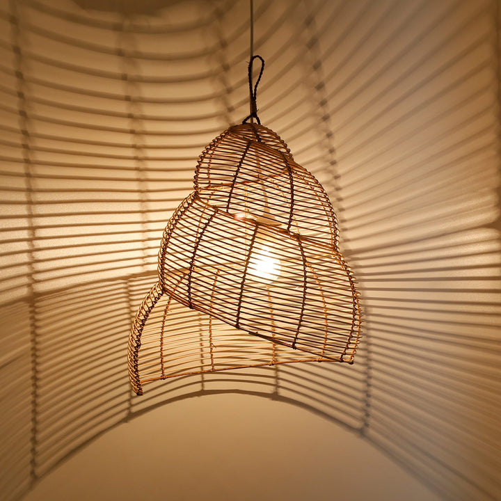 Håndlavet loftslampe i rattan med spiralvævning og fascinerende spil af lys og skygge