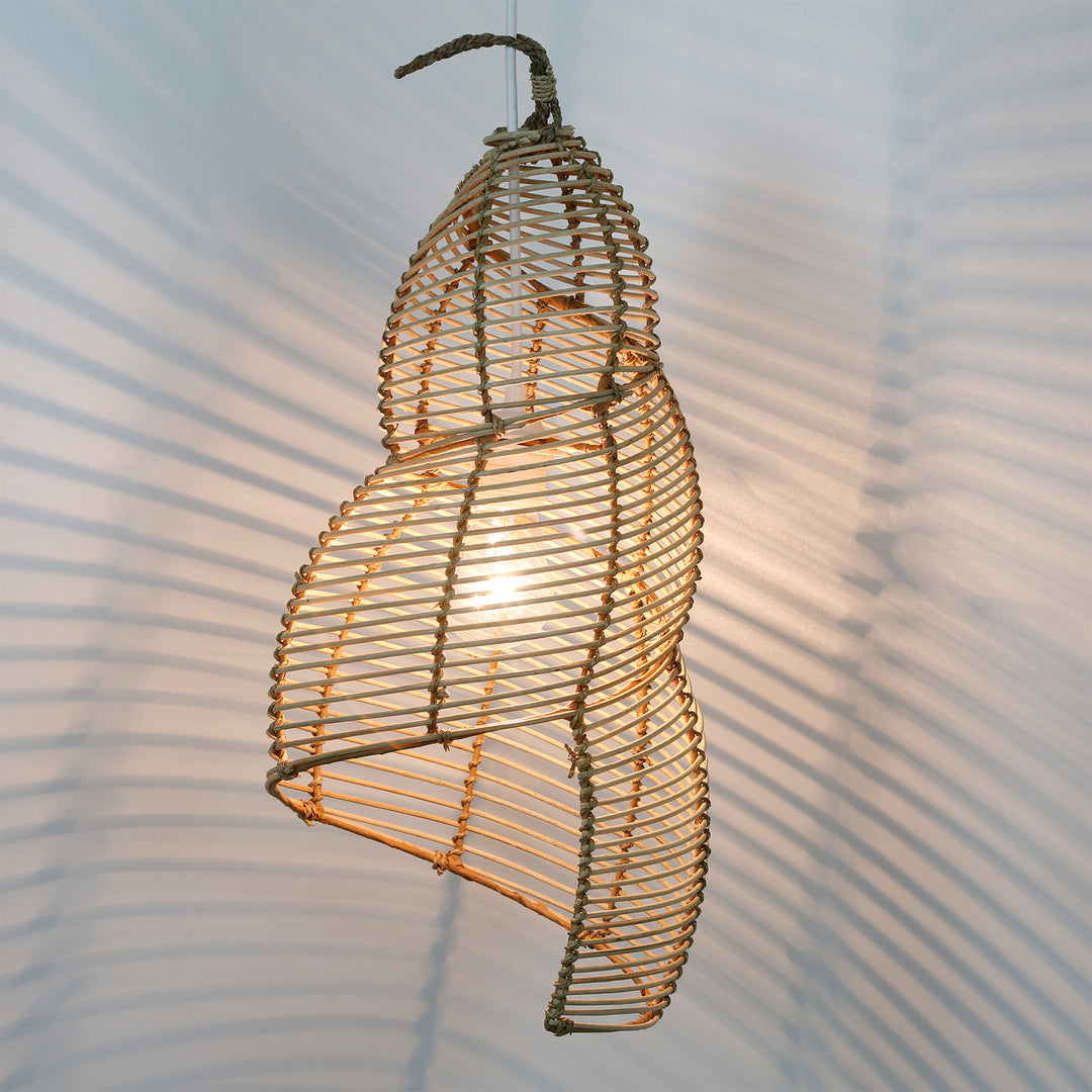 Håndlavet loftslampe i rattan med en buet form og fin vævning, skaber et blidt lysspil
