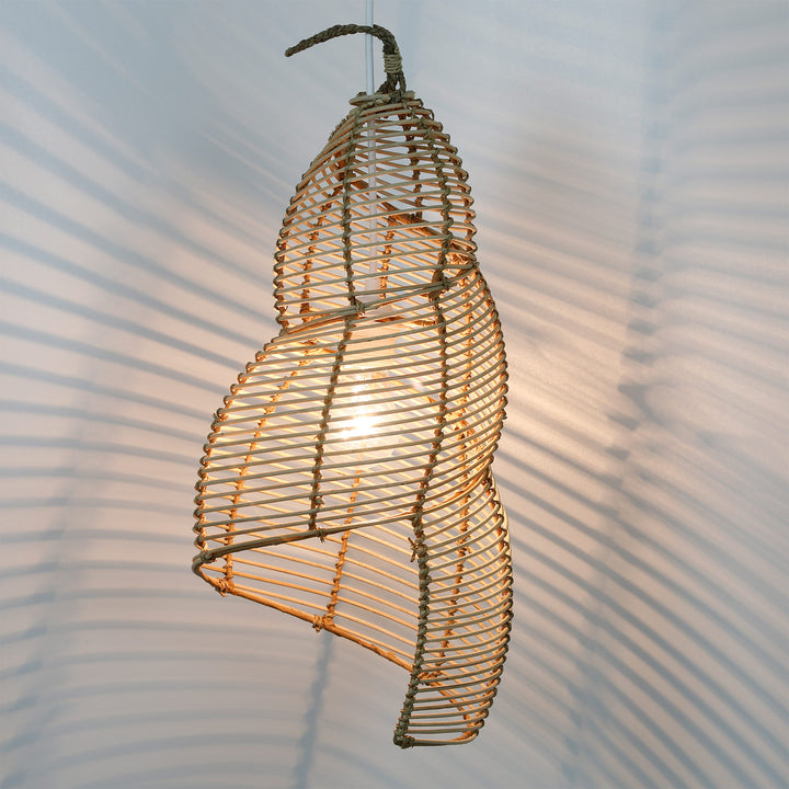 Håndlavet loftslampe i rattan med en buet form og fin vævning, skaber et blidt lysspil
