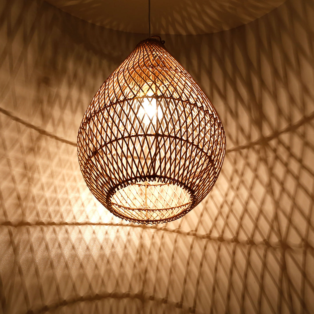 Dråbeformet loftslampe af håndvævet rattan med varmt lys og dekorativt skyggespil
