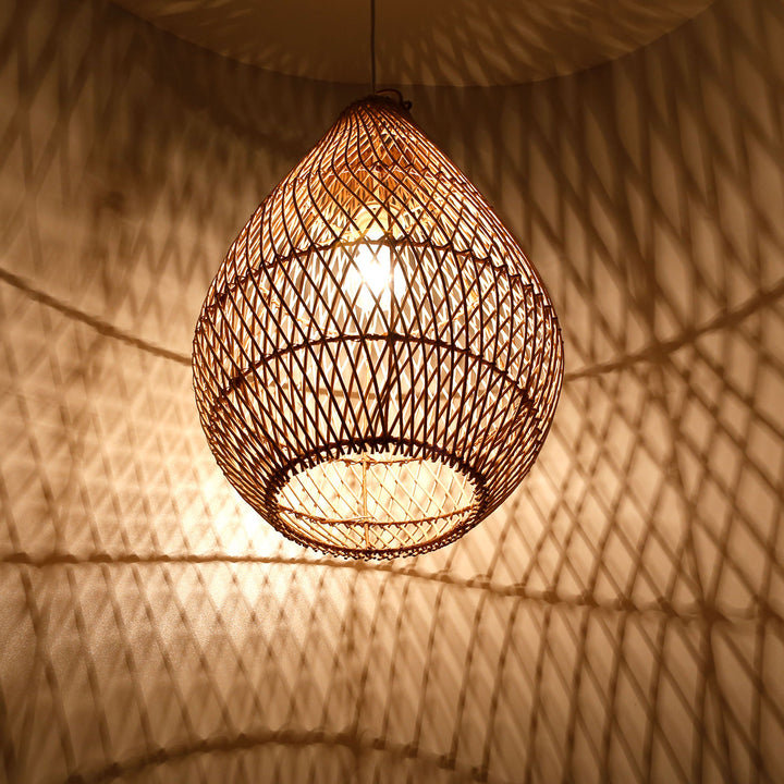 Dråbeformet loftslampe af håndvævet rattan med varmt lys og dekorativt skyggespil