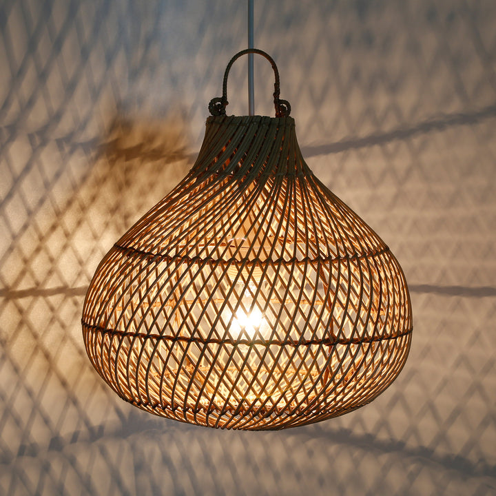 Håndlavet loftslampe lavet af rattan med et varmt lysspil på væggen, hvilket skaber en hyggelig atmosfære