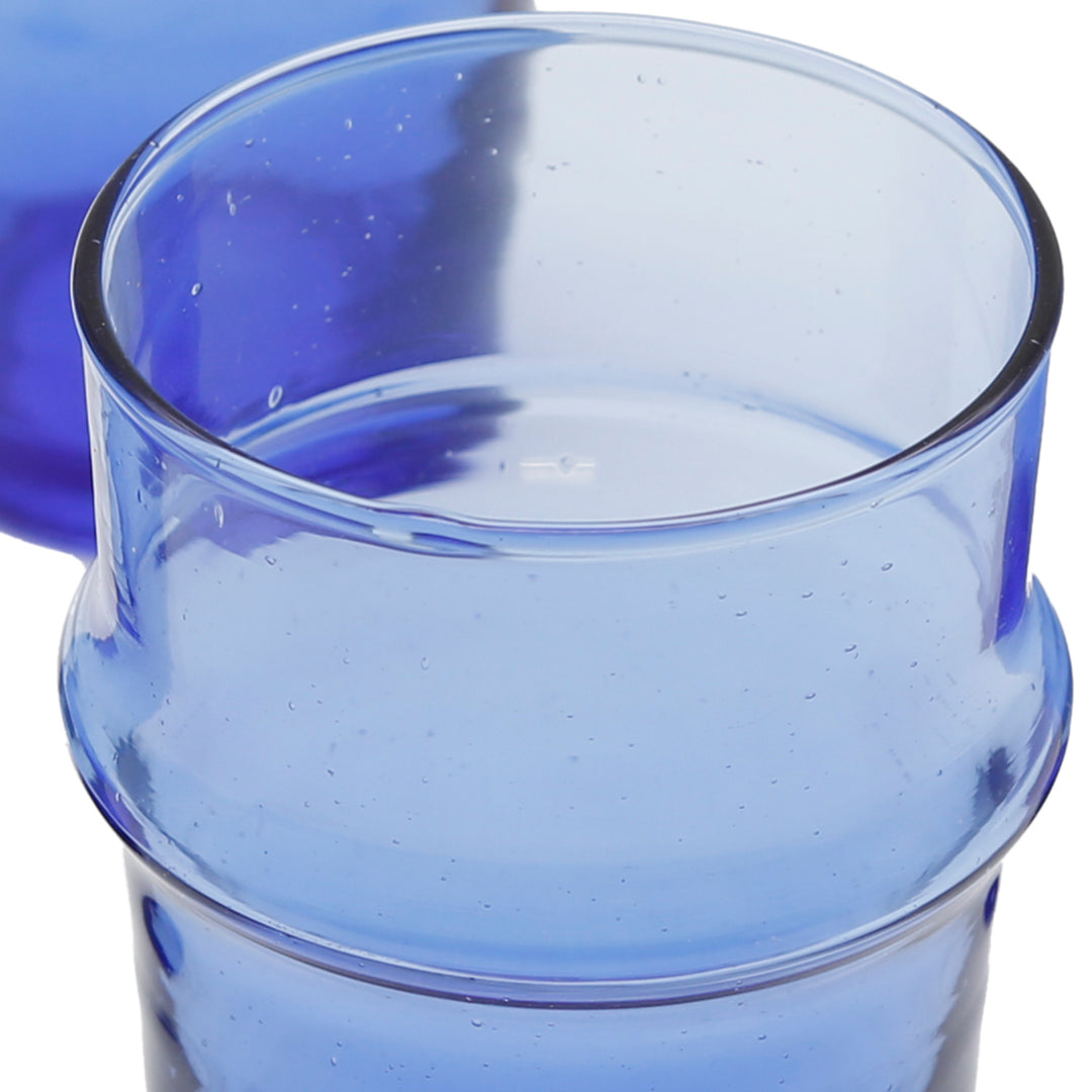 Detaljeret billede af et enkelt blåt glas - perfekt som et espressoglas med en elegant mundkant