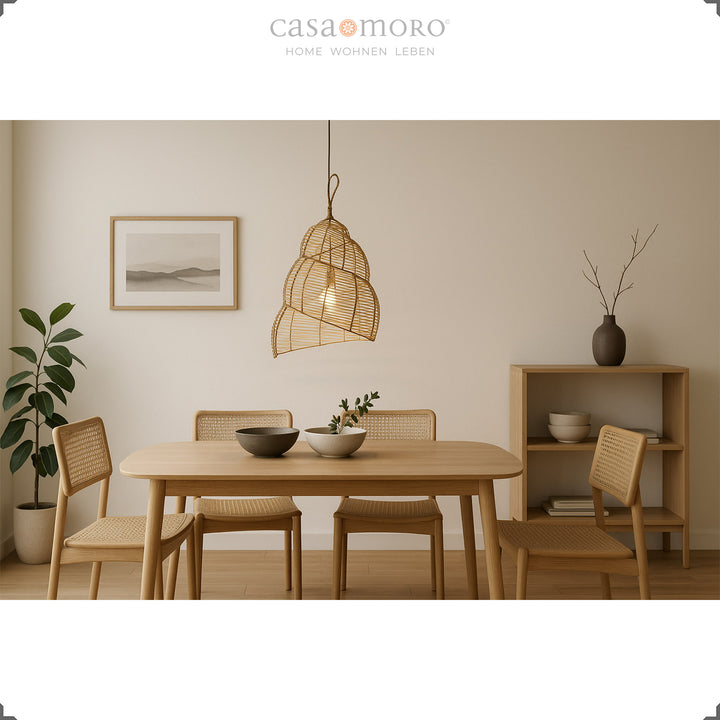 Spiralformet rattanlampe over et spisebord i den moderne spisestue, skaber varmt lys og bløde skygger