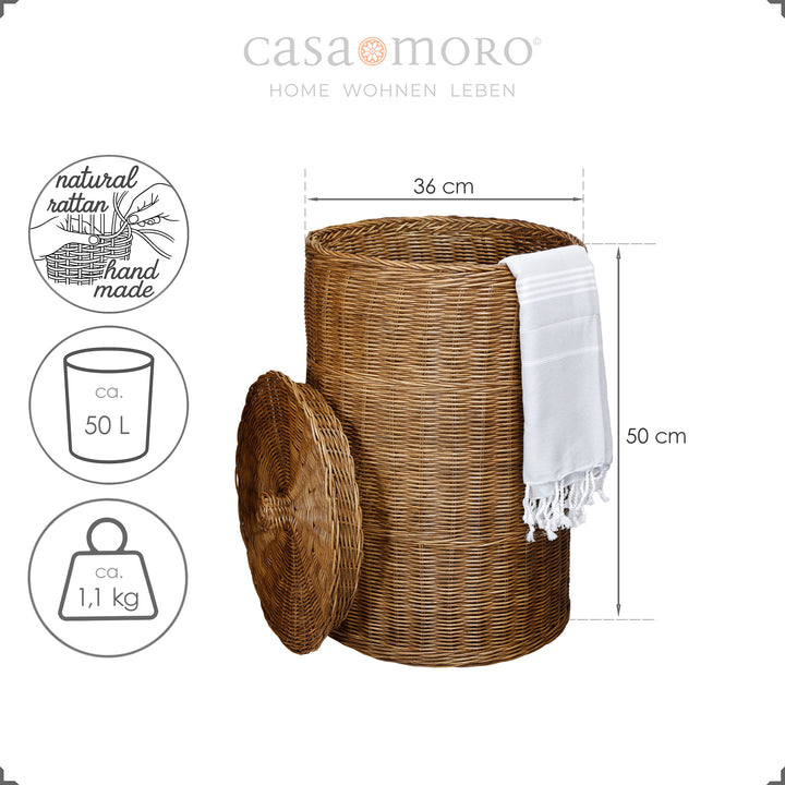 Mørkebrun rattankurv med låg og lyst hammamhåndklæde, ca. 50 cm høj, håndvævet af naturmateriale