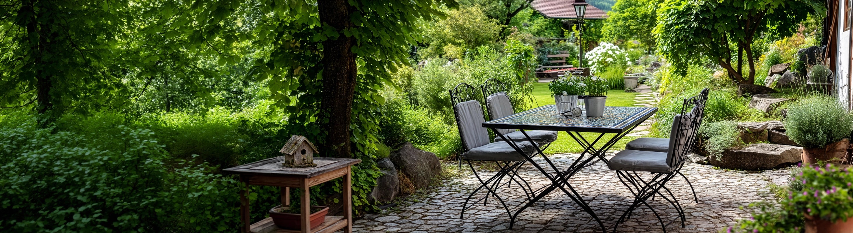Have og terrasse – Have med mosaikbord og opholdsområde på naturstenssti under træer - stilfuldt udeområde til terrasse og havemøbler