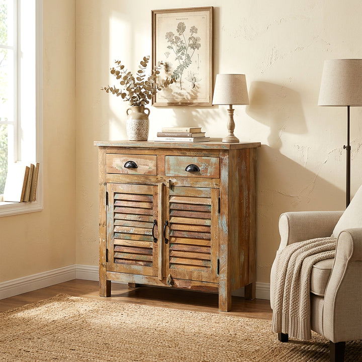 Highboard lavet af gammelt træ i landlig stil i stuen, lyse farver, hjemlig scene