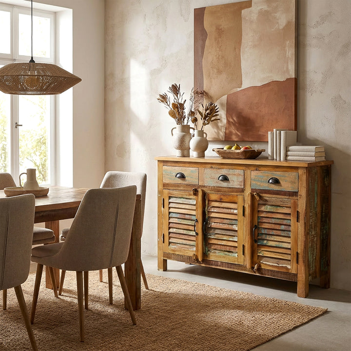 Highboard i massivt træ og genvundet træ med skuffer i vintage stil, placeret i spisestuen