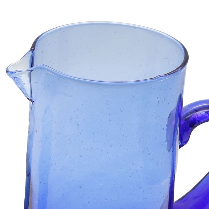 Karaffel med 1 liter volumen - i lys blå og med tud