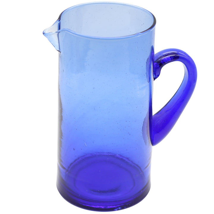 Blå karaffel af håndblæst glas med buet hank