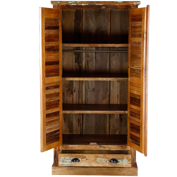 Vintage stil massivt træ og genvundet træ garderobe, vist åbent og fritstående