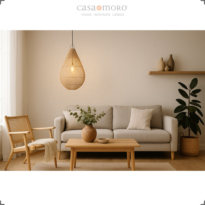 Rattan lampe i dråbeform som hængelampe i den moderne stue, med blødt lys og naturlig stil
