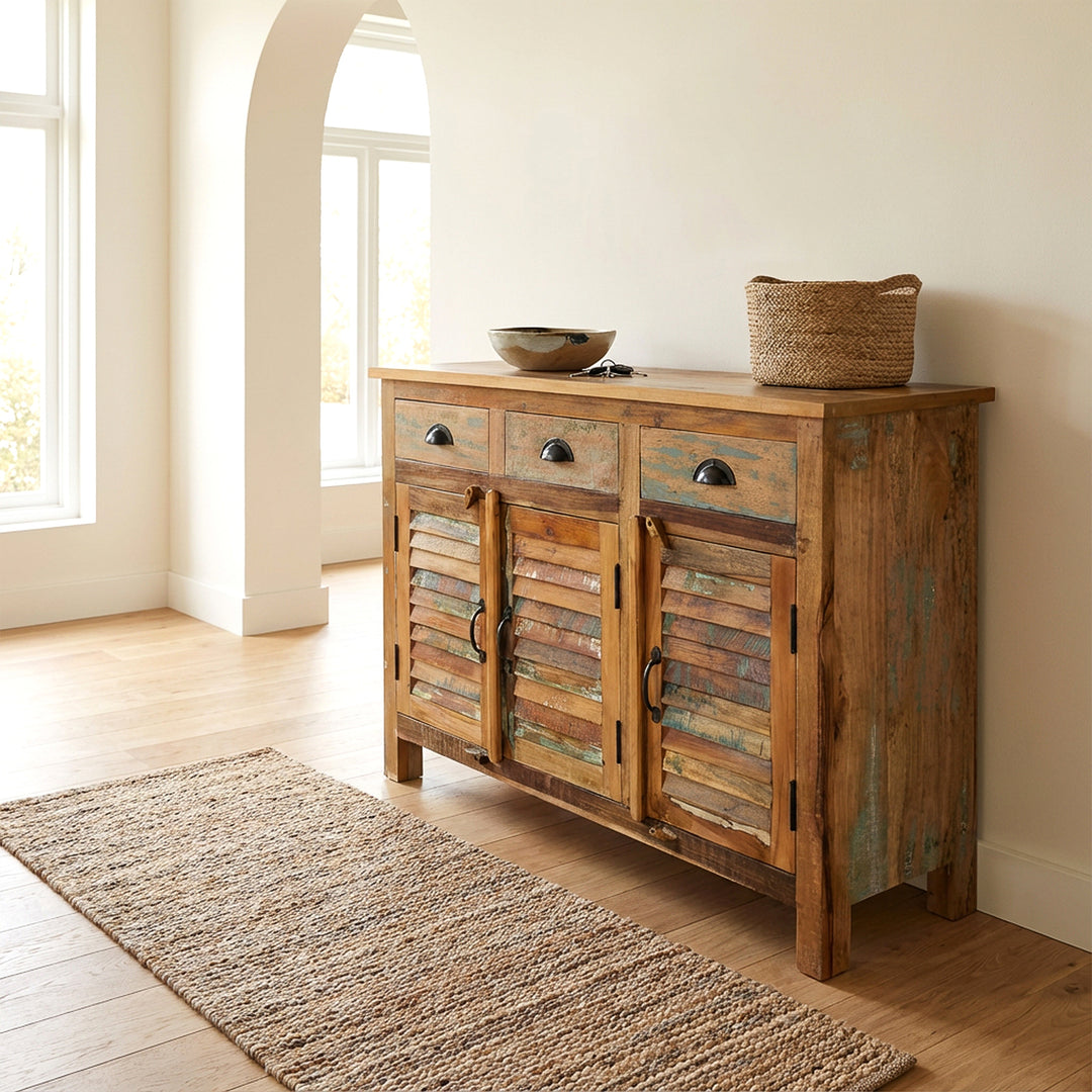  Highboard lavet af massivt træ og gammelt træ i vintage landhusstil, placeret i den lyse stue