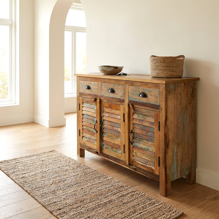  Highboard lavet af massivt træ og gammelt træ i vintage landhusstil, placeret i den lyse stue