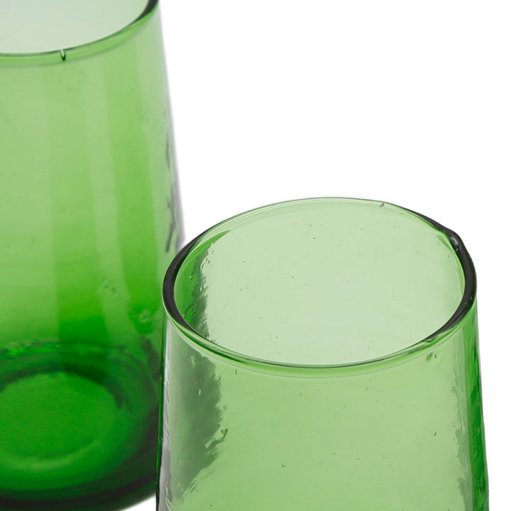 Grønt glas til servering af lagdelt latte macchiato - stilfuldt og funktionelt i hverdagen