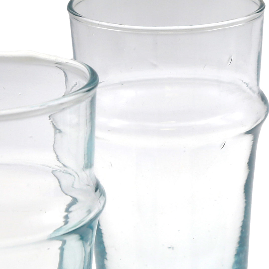 Latte Macchiato serveret i et klart glas – stilfuldt med en blid blå shimmer
