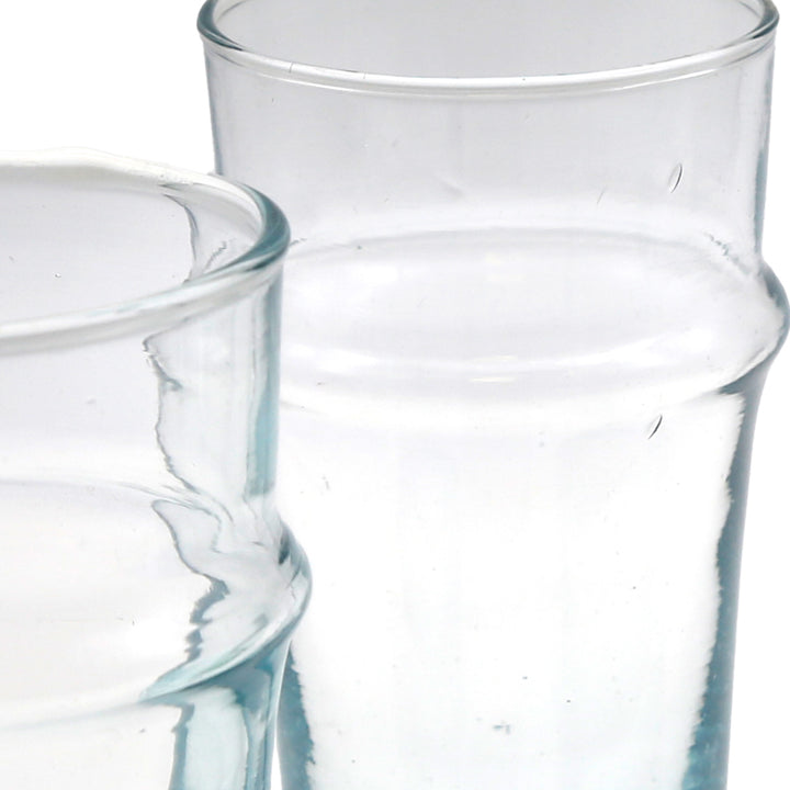 Latte Macchiato serveret i et klart glas – stilfuldt med en blid blå shimmer