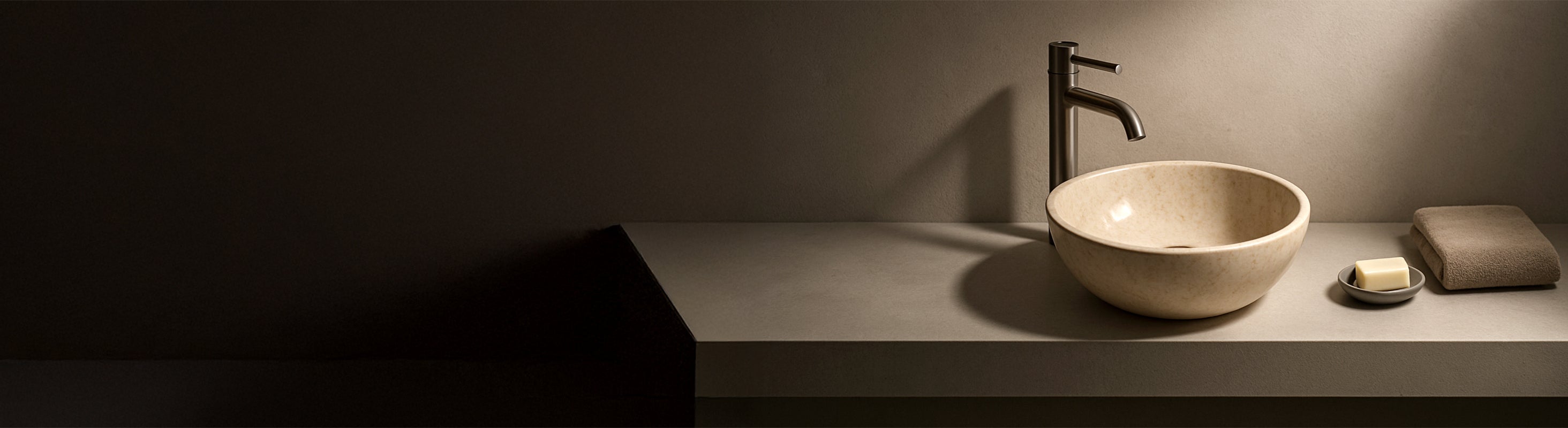 Marmor vask – Minimalistisk badeværelse med naturstensmarmorvask, moderne og elegant oplyst.