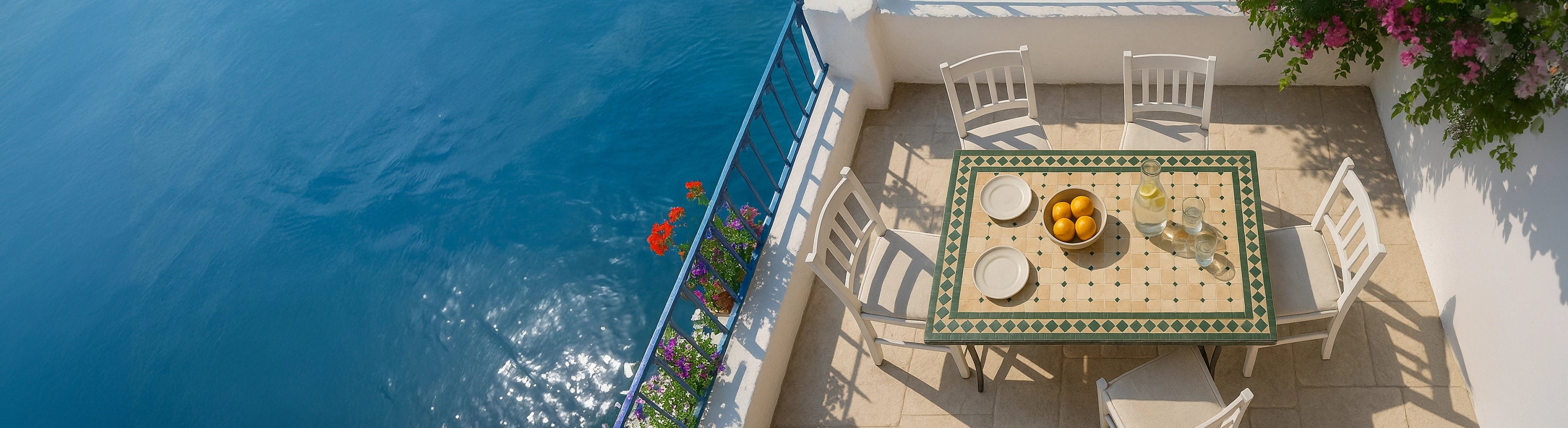 Mosaikborde 120x80 – Mosaikbord 120x80 cm i rektangulær form med opholdsområde på balkonen eller terrassen ved havet - stort bord til fælles måltider