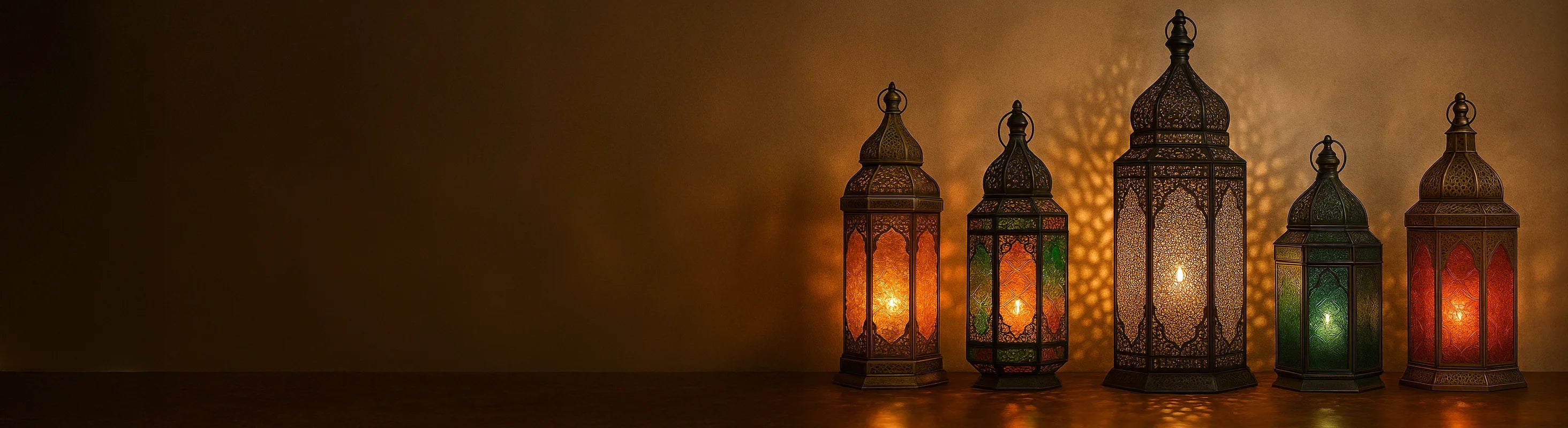 Orientalske lanterner – Orientalske lanterner lavet af glas og metal på et stengulv mod marokkansk baggrund giver varmt, atmosfærisk lys.