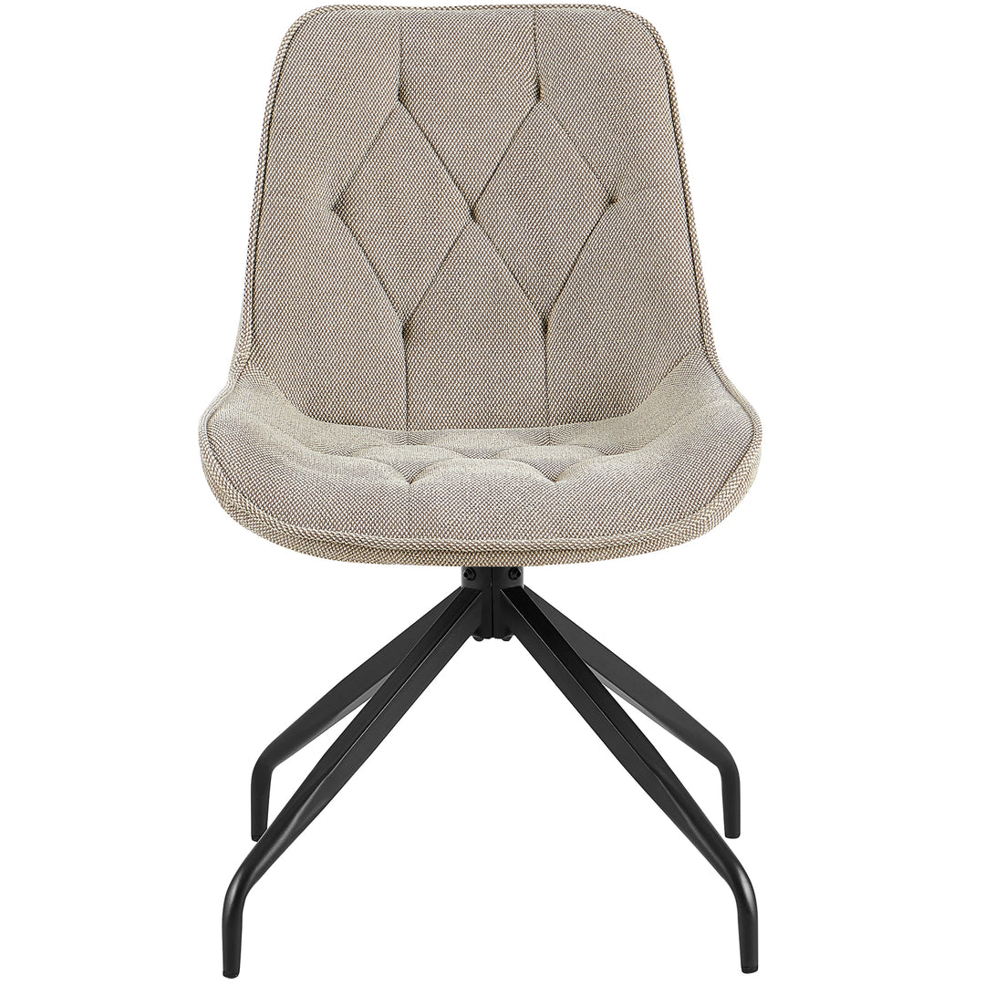 Set forfra af den polstrede stol, der kan drejes 360° i brun med sort metalstel - elegant spisestuestol med diamantquiltning og en behagelig sædeform