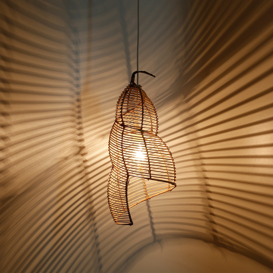Buet loftslampe i rattan med fin vævning og varmt lys, skaber et fascinerende skyggespil