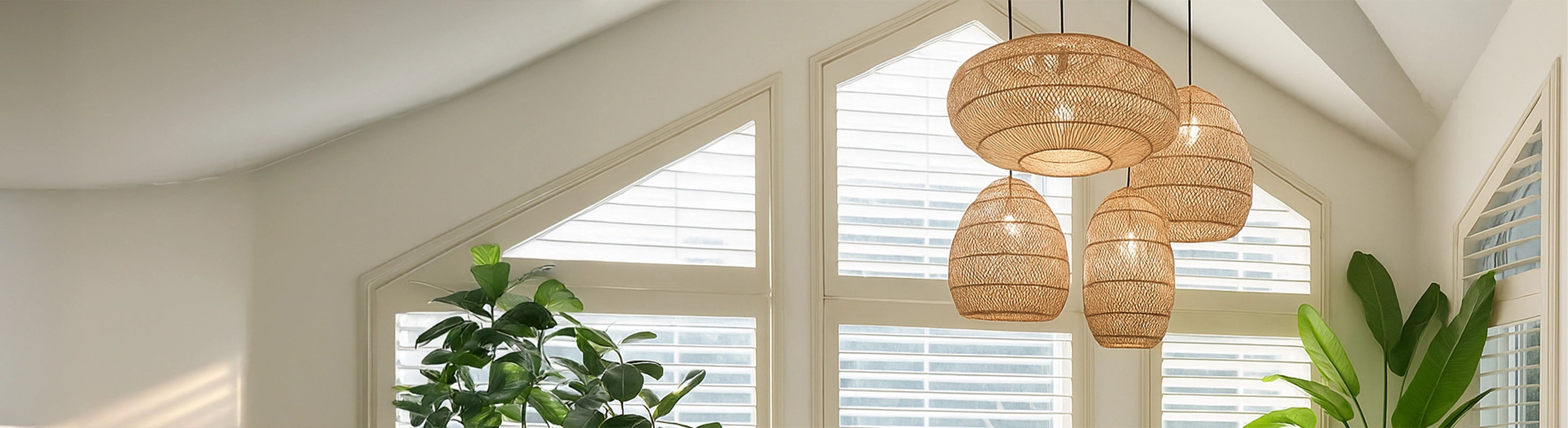 Rattan lamper – Flettede rattanlamper i forskellige former, som hængelys i stuen med planter og dagslys