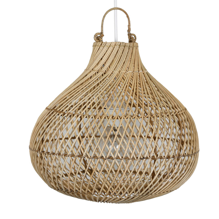 Håndvævet lampeskærm af naturrattan med fin struktur og dråbeformet design