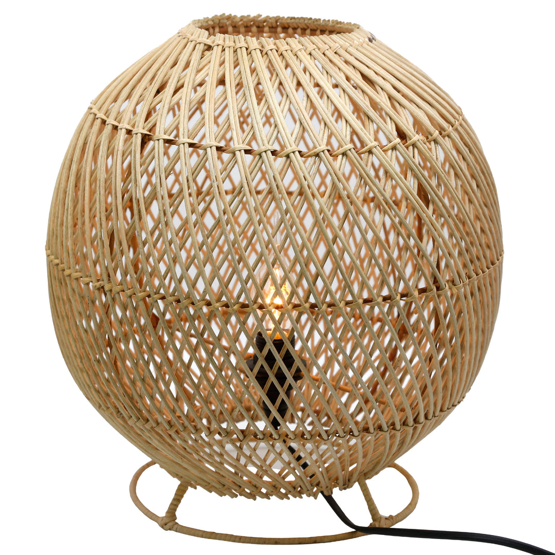 Rund bordlampe af naturrattan med fint vævet mønster og synlig lyspære