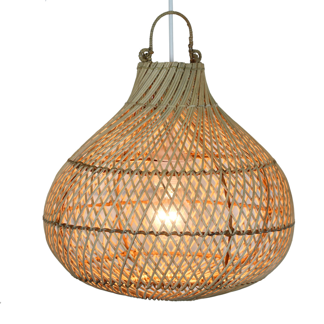 Naturlig rattanlampe i form af en dråbe med et fint vævet mønster og en blød glød