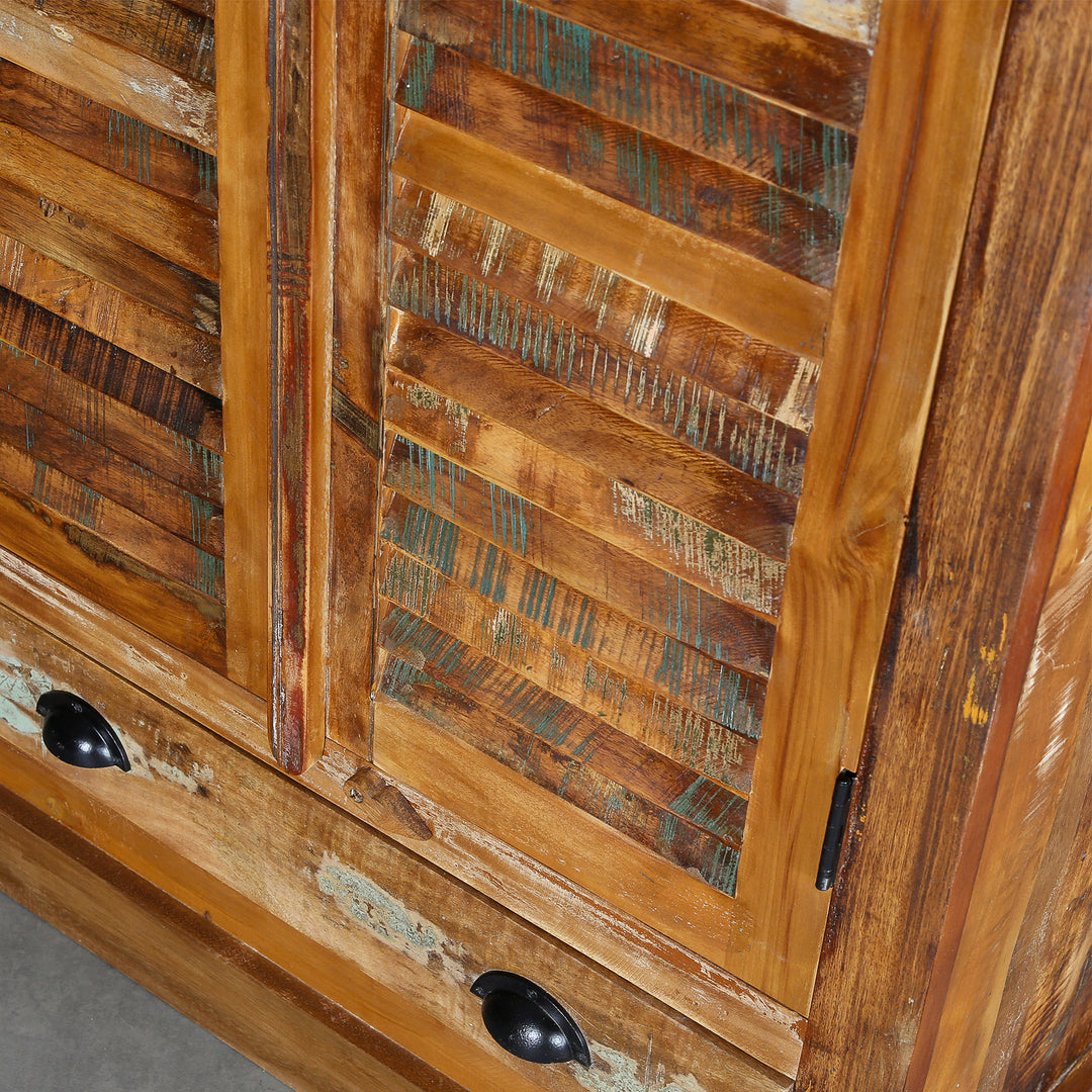 Detaljeret visning af et skab lavet af massivt træ og genvundet træ i vintage stil