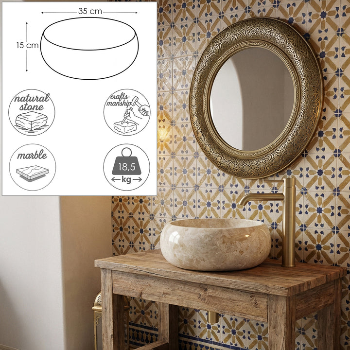 Rund bordplade håndvask lavet af beige natursten på en trævask med messing armaturer, suppleret med dimensionsgrafik med diameter, højde og vægt