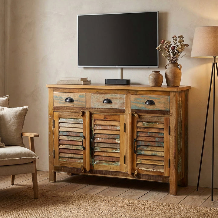 Vintage highboard lavet af massivt træ og gammelt træ med skuffer placeret som tv-møbel i stuen