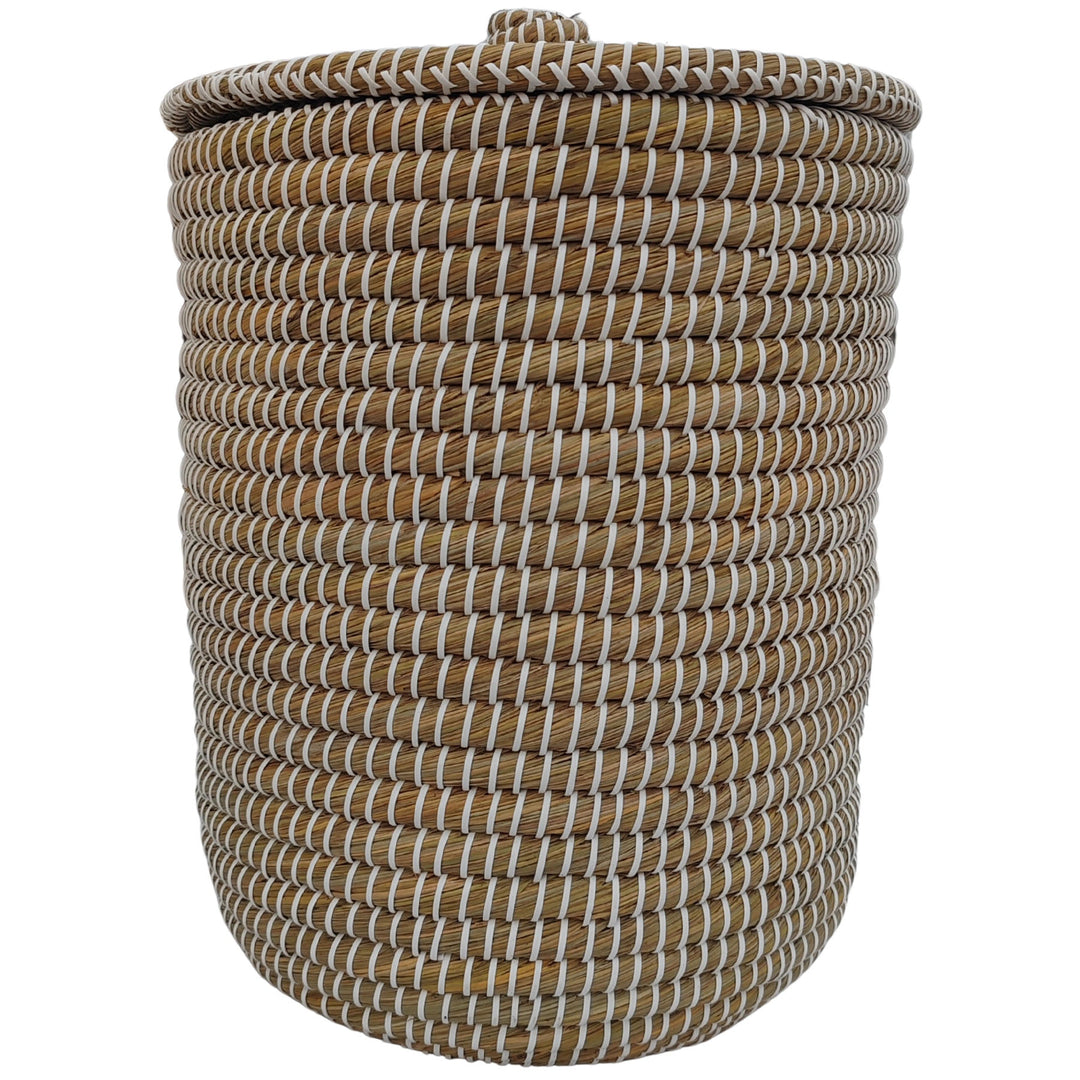 Runder Wäschekorb aus Seegras in Natur/Weiß mit geschlossenem Deckel, geflochtenem Knauf und ca. 40 Litern Volumen.