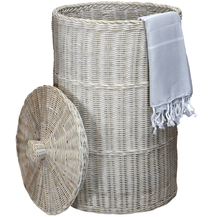 Hvidkalket vasketøjskurv med let hammam håndklæde, naturligt flettet og stilfuldt designet