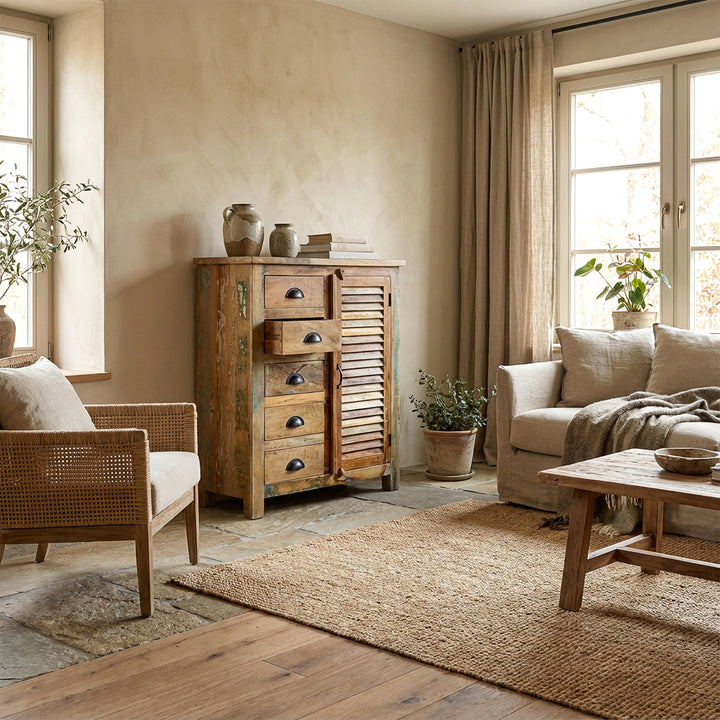 Massivt træ highboard i stuen, lyse naturlige toner, rolig vintage levende scene