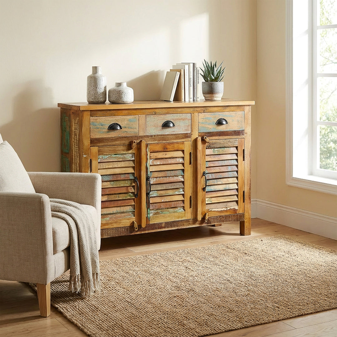 Highboard lavet af massivt træ og genbrugstræ med skuffer i vintage stil, placeret i stuen
